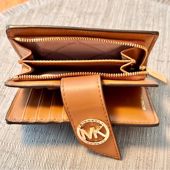 Michael Kors Signature Brown Acorn Greenwich Medium Tab Zip Around Wallet - Picture 6 of 13